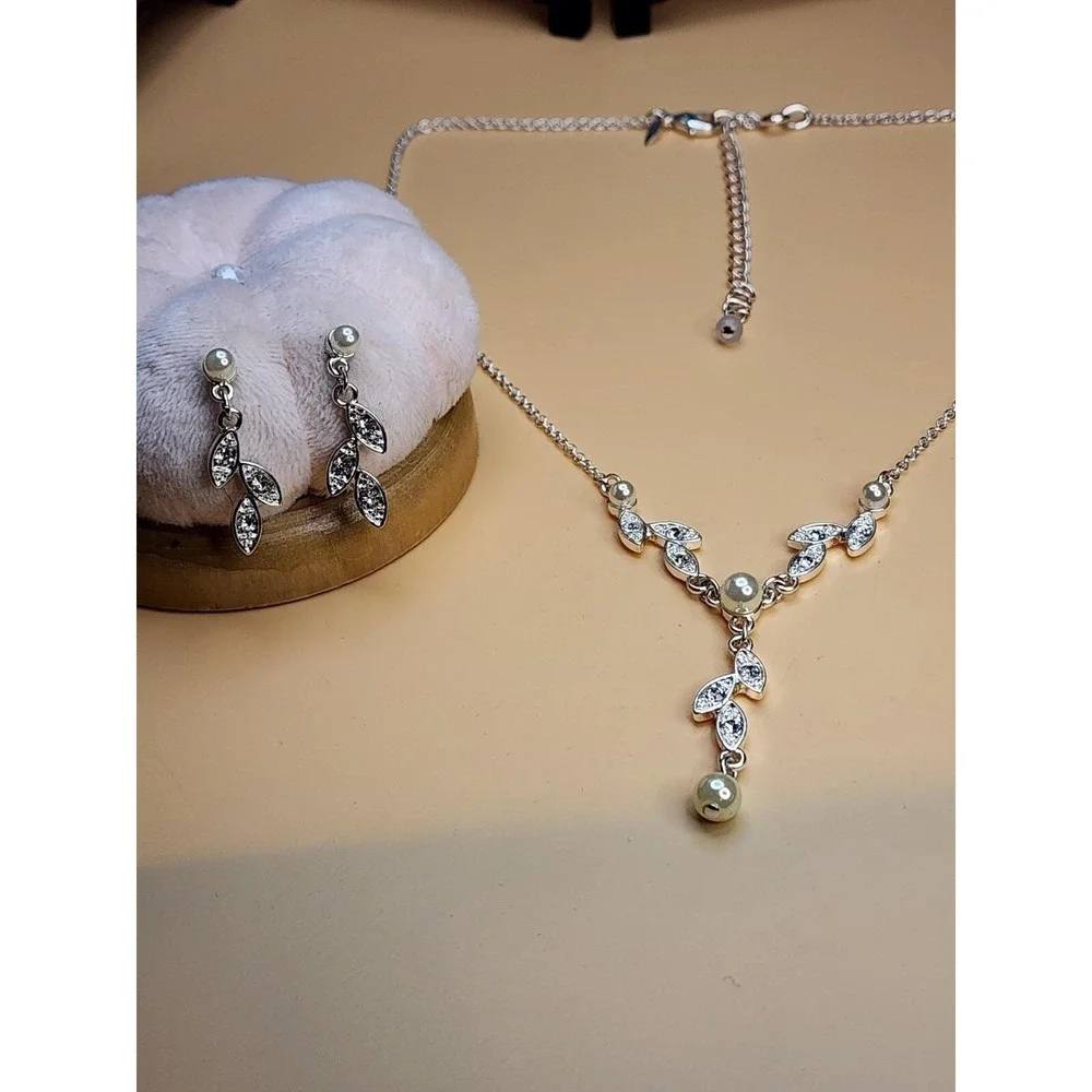 New SAQ Signed CZ Leaf Vine Silver Tone Necklace & Earring Set In Box FREE $HIP!